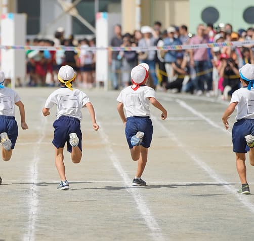 運動会で走る児童の様子